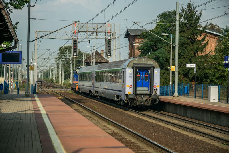 Kolejowe szkolenia okresowe – kogo dotyczą, jak często się je realizuje i ile trwają?